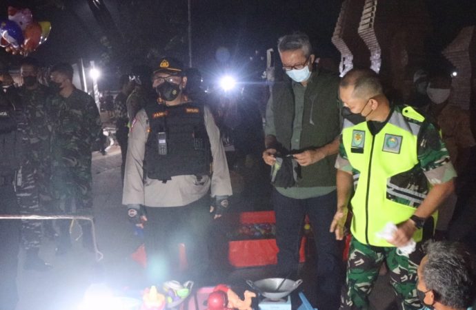 Kapolres Cirebon Kota, Himbau Warga Secara Humanis & Bagikan masker dalam Patroli Skala Besar FORKOPIMDA