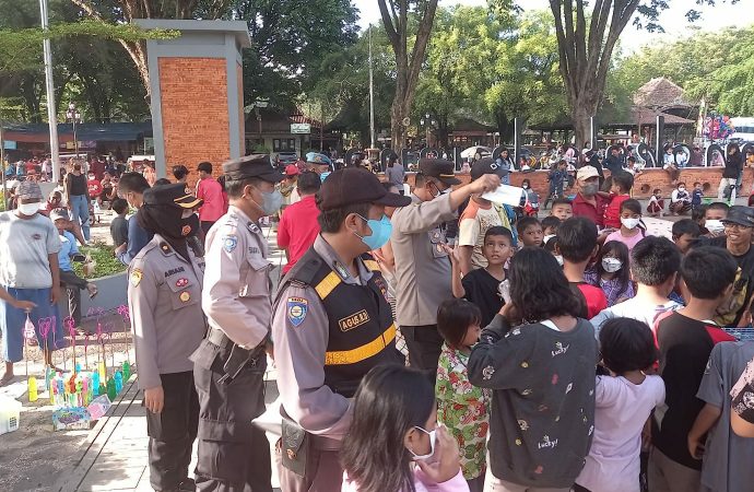Bhabin Panjunan Polsek Lemah wungkuk Polres Ciko dengan Inovasi Jamblang bagikan Masker Terapkan Prokes Warga