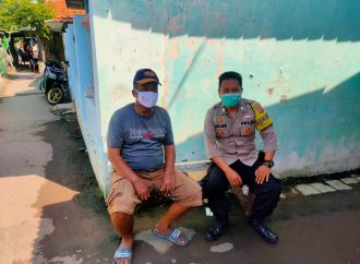 Jaga Kondusifitas wilayah binaan , Bhabin Kebon Baru Polsek Utbar Polres Ciko sambangi warga melalui Inovasi Jamblang