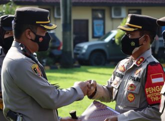 Kapolresta Cirebon Beri Penghargaan kepada Anggota Berprestasi