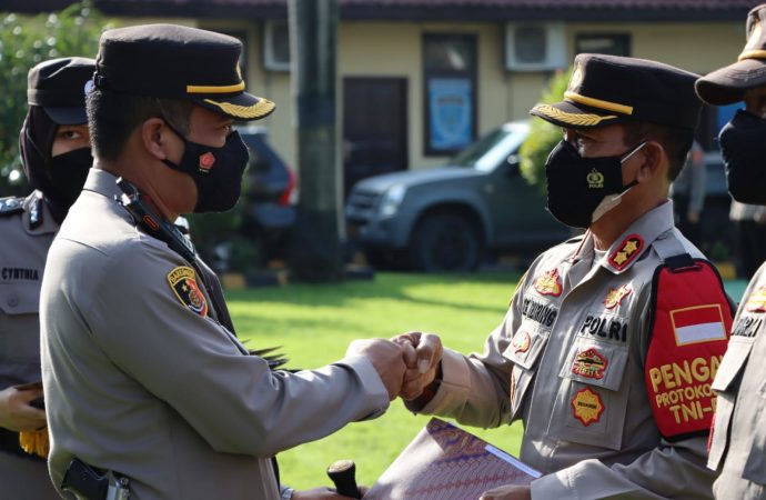 Kapolresta Cirebon Beri Penghargaan kepada Anggota Berprestasi