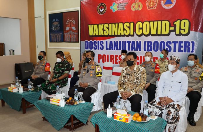Kapolresta Cirebon Hadiri Zoom Meeting Vaksinasi Serentak Bersama Kapolri