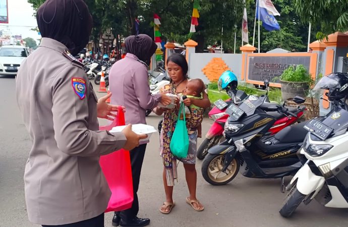 Polresta Cirebon Bagikan Paket Makanan kepada Masyarakat Terdampak Pandemi Covid-19