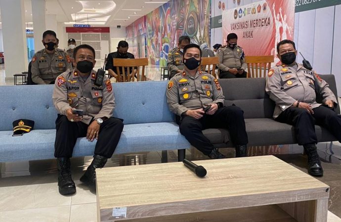 Wakapolres Cirebon Kota Tinjau Vaksinasi Booster dan Ikuti Zoom Meeting Pimpinan Kapolri di Transmart