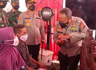 Kapolres Ciko Dampingi Kapolda Jabar Kunjungi Nelayan Cirebon, Tinjau Vaksinasi serta Berikan bansos dan Asuransi