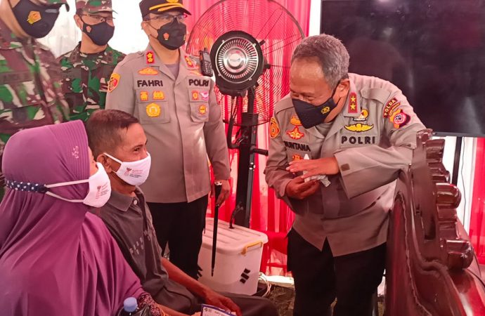 Kapolres Ciko Dampingi Kapolda Jabar Kunjungi Nelayan Cirebon, Tinjau Vaksinasi serta Berikan bansos dan Asuransi