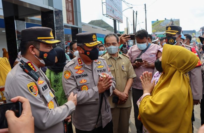 Datangi Kapolda Jabar, Pedagang Pasar Pasalaran Bahagia Minyak Goreng Curah Tersedia