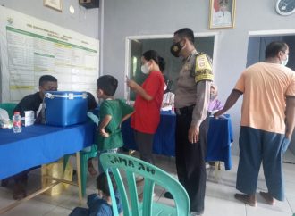Bhabin Pegambiran Polsek Lemahwungkuk Polres Ciko Monitoring Suntik Vaksin