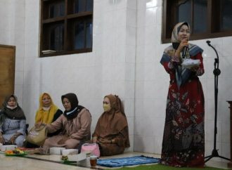 Idza Dorong Anak Brebes Berpendidikan Tinggi