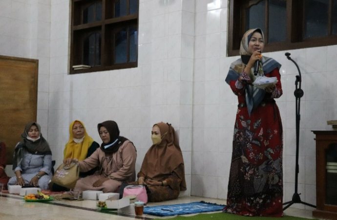Idza Dorong Anak Brebes Berpendidikan Tinggi