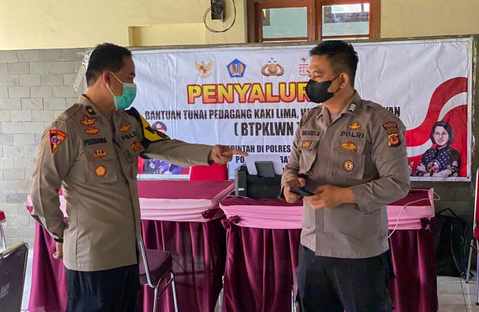 Ratusan PKL di Kecamatan Gempol Bahagia Terima BTPKLWN yang Disalurkan Polresta Cirebon