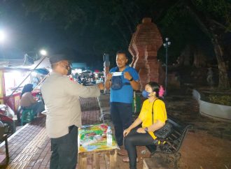 Edukasi Prokes Bhabin Lemahwungkuk Polres Ciko Tebar Masker dalam PPKM Level 3