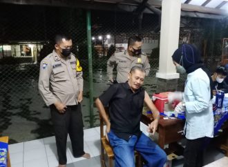 Bhabinkamtibmas Sunyaragi Polsek Kesambi Polres Ciko Monitoring suntik Vaksin selepas Taraweh