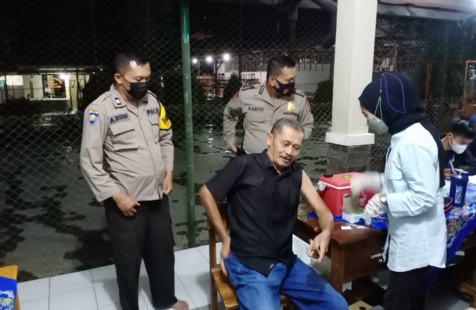 Bhabinkamtibmas Sunyaragi Polsek Kesambi Polres Ciko Monitoring suntik Vaksin selepas Taraweh