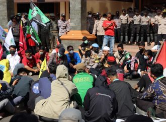 Aksi Unras Kondusif, Massa Duduk Bareng Kapolresta dan Ketua DPRD