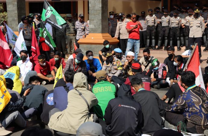 Aksi Unras Kondusif, Massa Duduk Bareng Kapolresta dan Ketua DPRD