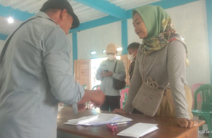 Pemdes Mancagahar Pamengpeuk Salurkan 103 KPM BLT Dana Desa