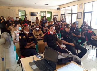 Lembaga Pemantau Kinerja Aparatur Negara Kepung Kantor Camat Plumbon