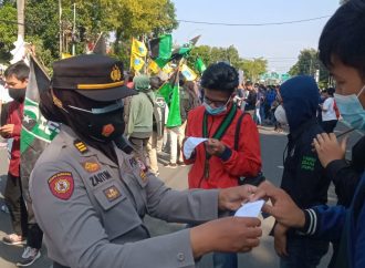 Polisi Polres Cirebon Kota, Bagikan Ratusan Masker pada peserta Aksi Mahasiswa di depan Gedung DPRD