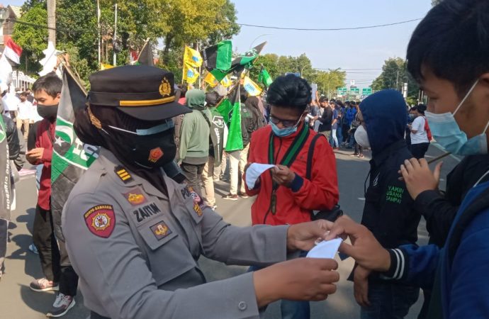 Polisi Polres Cirebon Kota, Bagikan Ratusan Masker pada peserta Aksi Mahasiswa di depan Gedung DPRD
