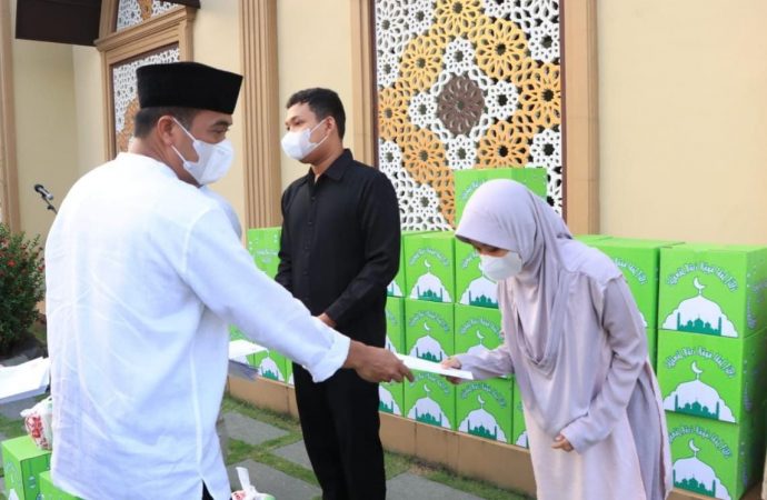 Kapolresta Cirebon Berikan Santunan Kepada 51 Anak Yatim
