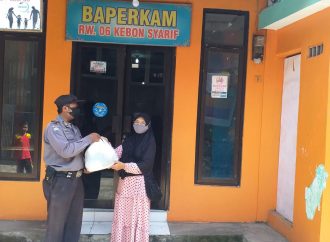 Peduli sesama , Bhabin Panjunan Polsek Lemahwungkuk Bagikan Sembako Kapolres Ciko kepada Warga