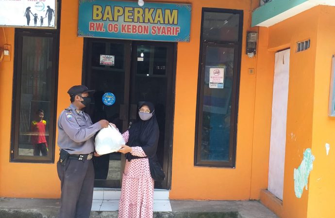Peduli sesama , Bhabin Panjunan Polsek Lemahwungkuk Bagikan Sembako Kapolres Ciko kepada Warga