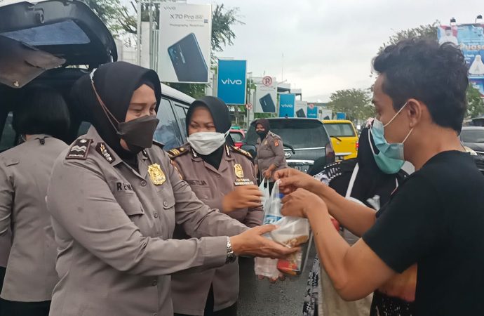 KOMPOL R. Ariani selaku Pakor Polwan Pimpin Srikandi Polres Ciko Bagikan ratusan Tajil