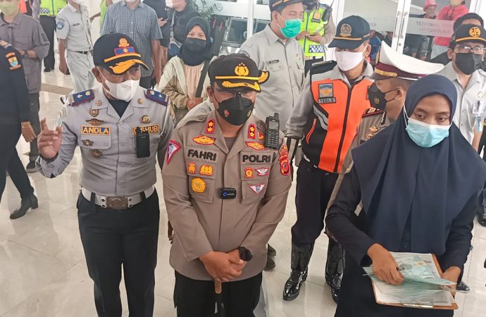 Kapolres Cirebon Kota, Cek Kesiapan Armada Lebaran & Sopir di Terminal bus terkait  Ops Ketupat Lodaya 2022.