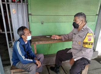 Jalin Komunikas Bhabinkamtibmas Kesambi Sambangi Tomas melaui Inovasi Jamblang