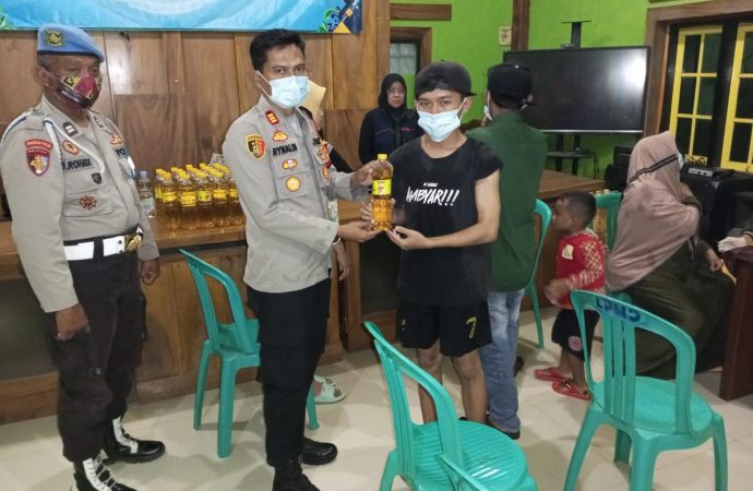 Warga Ikut Vaksinasi Booster di Kabupaten Cirebon Dapat Hadiah Minyak Goreng
