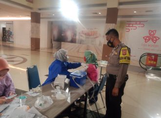 Selesai Taraweh Bhabin Pegambiran Polsek Lemahwungkuk Polres Ciko Monitoring Suntik Vaksin