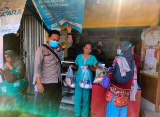 Bhabinkamtibmas Kebon Baru Polsek Utbar Polres Ciko Kawal Bansos BPNT