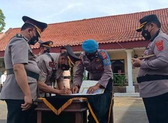 Kapolres Cirebon Kota Pimpin Upacara Serah Terima Jabatan 2 kapolsek