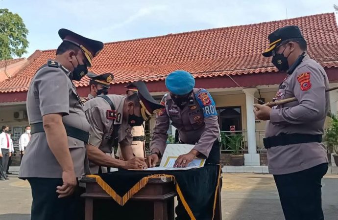 Kapolres Cirebon Kota Pimpin Upacara Serah Terima Jabatan 2 kapolsek