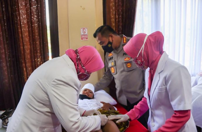 63 Anak Ikut Khitanan Massal Hari Bhayangkara ke-76 Polresta Cirebon