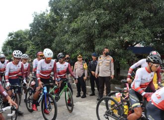 Polresta Cirebon Laksanakan Pengamanan Jalur Event Pemecahan Rekor MURI Sepeda Beregu