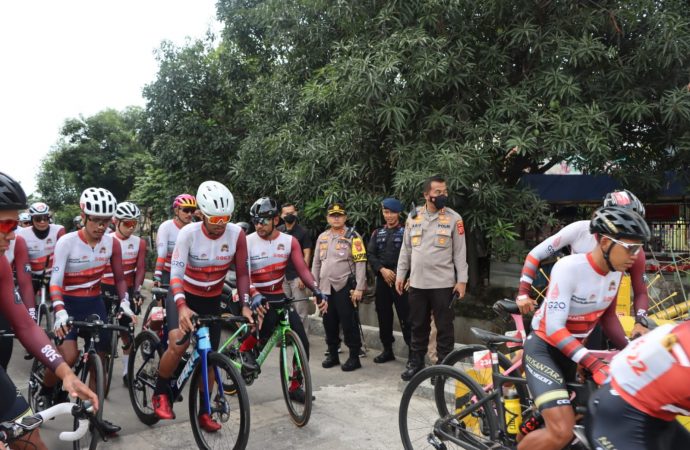 Polresta Cirebon Laksanakan Pengamanan Jalur Event Pemecahan Rekor MURI Sepeda Beregu