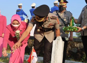 Peringati Hari Bhayangkara ke-76, Kapolresta Cirebon Pimpin Ziarah dan Tabur Bunga di TMP Cakrabuana