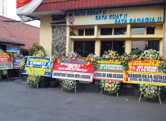 Karangan Bunga Ucapan Hari Bhayangkara Penuhi Mako Polres Ciko