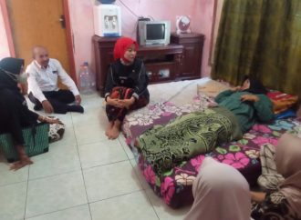 Wabup Cirebon Ayu Jenguk Istri Ketua PAC Penderita Tumor Miom Usai Operasi