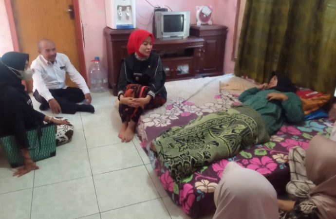 Wabup Cirebon Ayu Jenguk Istri Ketua PAC Penderita Tumor Miom Usai Operasi