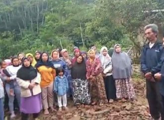 Majelis Talim Baiturohman dan Baitulwahdah Bandung, Salurkan Bantuan ke Korban Banjir di Kp.Cinta Kembar