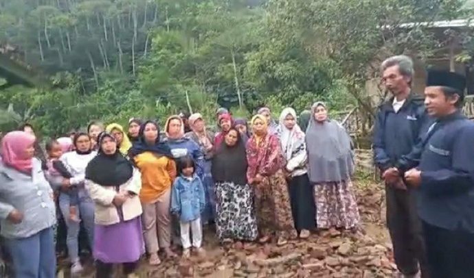 Majelis Talim Baiturohman dan Baitulwahdah Bandung, Salurkan Bantuan ke Korban Banjir di Kp.Cinta Kembar