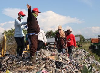 Bupati Brebes Naik Gunung Sampah