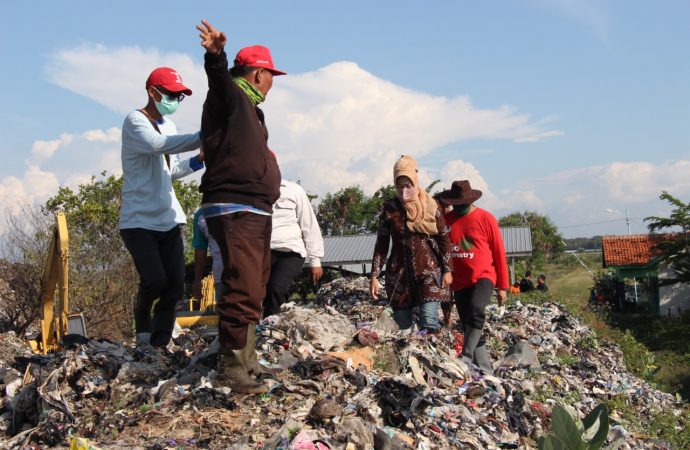 Bupati Brebes Naik Gunung Sampah