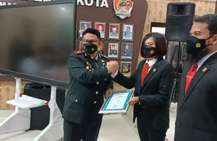 Kapolres Cirebon Kota, Ganjar Timsus Penghargaan, Berhasil Ungkap Uang Palsu