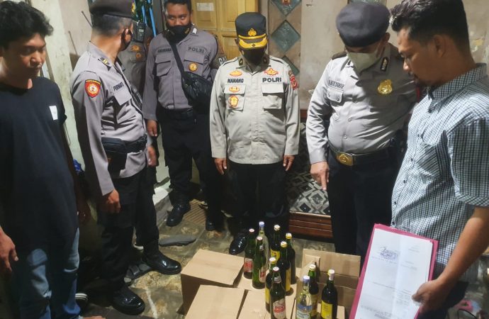 Ratusan Ciu dan Puluhan Arak Botol Disita Satnarkoba Polres Cirebon Kota