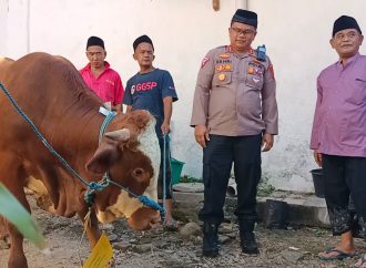 Kapolres Cirebon Kota Serahkan Hewan Qurban ke Ponpes Benda Kerep dan Jagasatru
