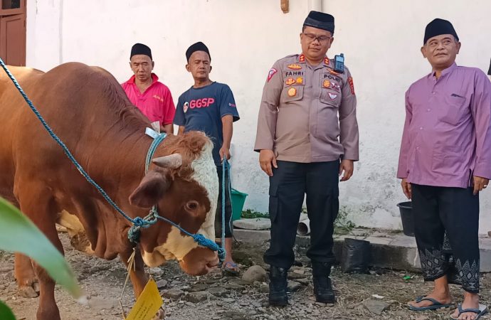 Kapolres Cirebon Kota Serahkan Hewan Qurban ke Ponpes Benda Kerep dan Jagasatru
